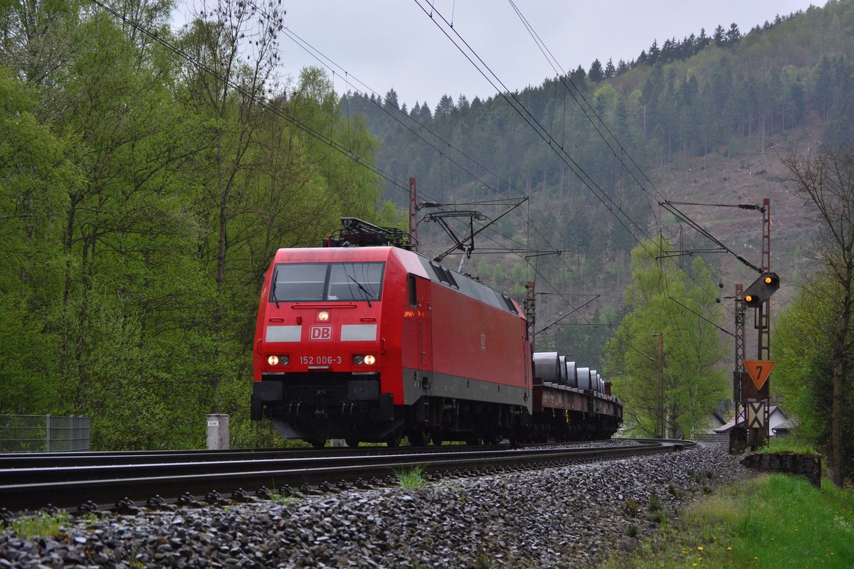 152 006-3 kommt mit ihrem Stahlzug durch Kirchhundem gefahren. Am Zugschluss schiebt 155 060-7 noch bis Kreuztal nach.

Kirchhundem 27.07.2019