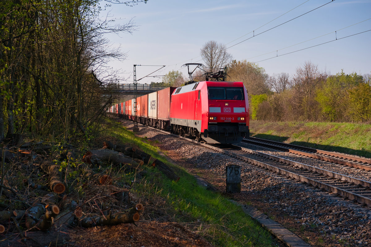 152 006 mit einem Containerzug bei Postbauer-Heng Richtung Regensburg, 16.04.2019