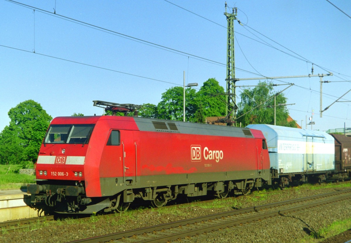 152 006 mit Gterzug Richtung Bremen am 13.05.2000 in Linsburg