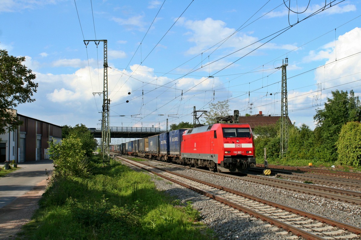 152 007-1 mit einem KLV-Zug auf dem Weg nach Weil am Rhein am 14.05.14 im Bahnhof Mllheim (Baden).