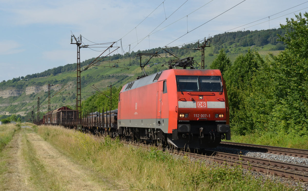 152 007 beförderte am 15.06.17 einen gemischten Güterzug durch Thüngersheim Richtung Würzburg.