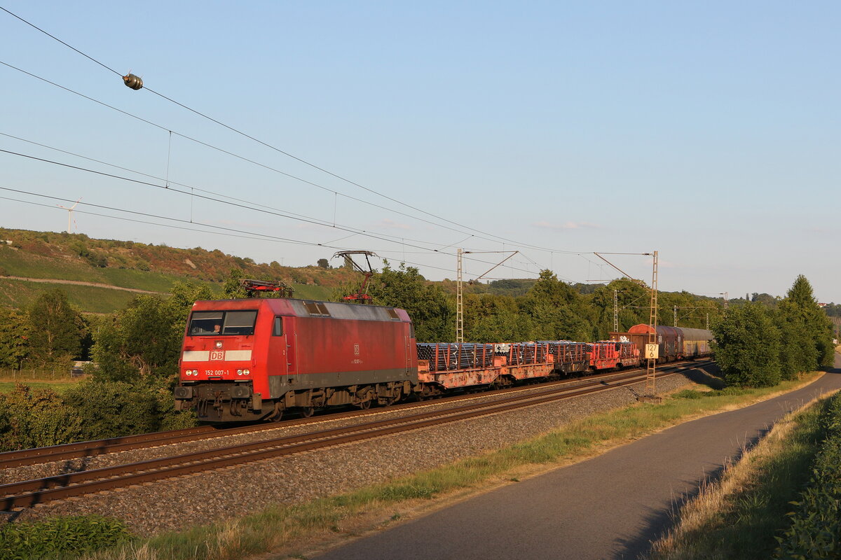 152 007 mit einem gemischten Güterzug am 4. August 2022 bei Winterhausen.
