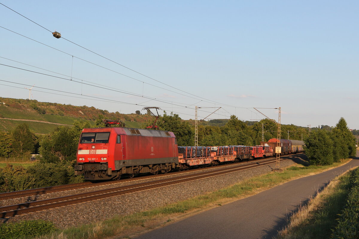 152 007 mit einem gemischten Güterzug am 4. August 2022 bei Winterhausen.