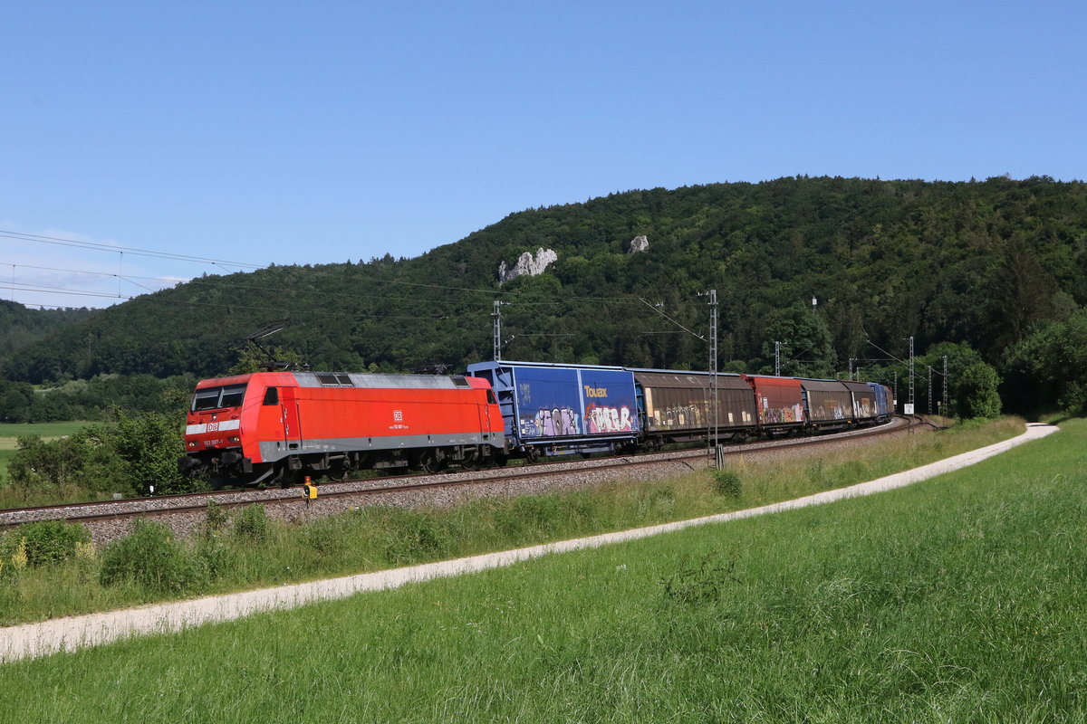 152 007 mit einem Schiebewandwagen-Zug am 24. Juni 2020 bei Dollnstein im Altmühltal.