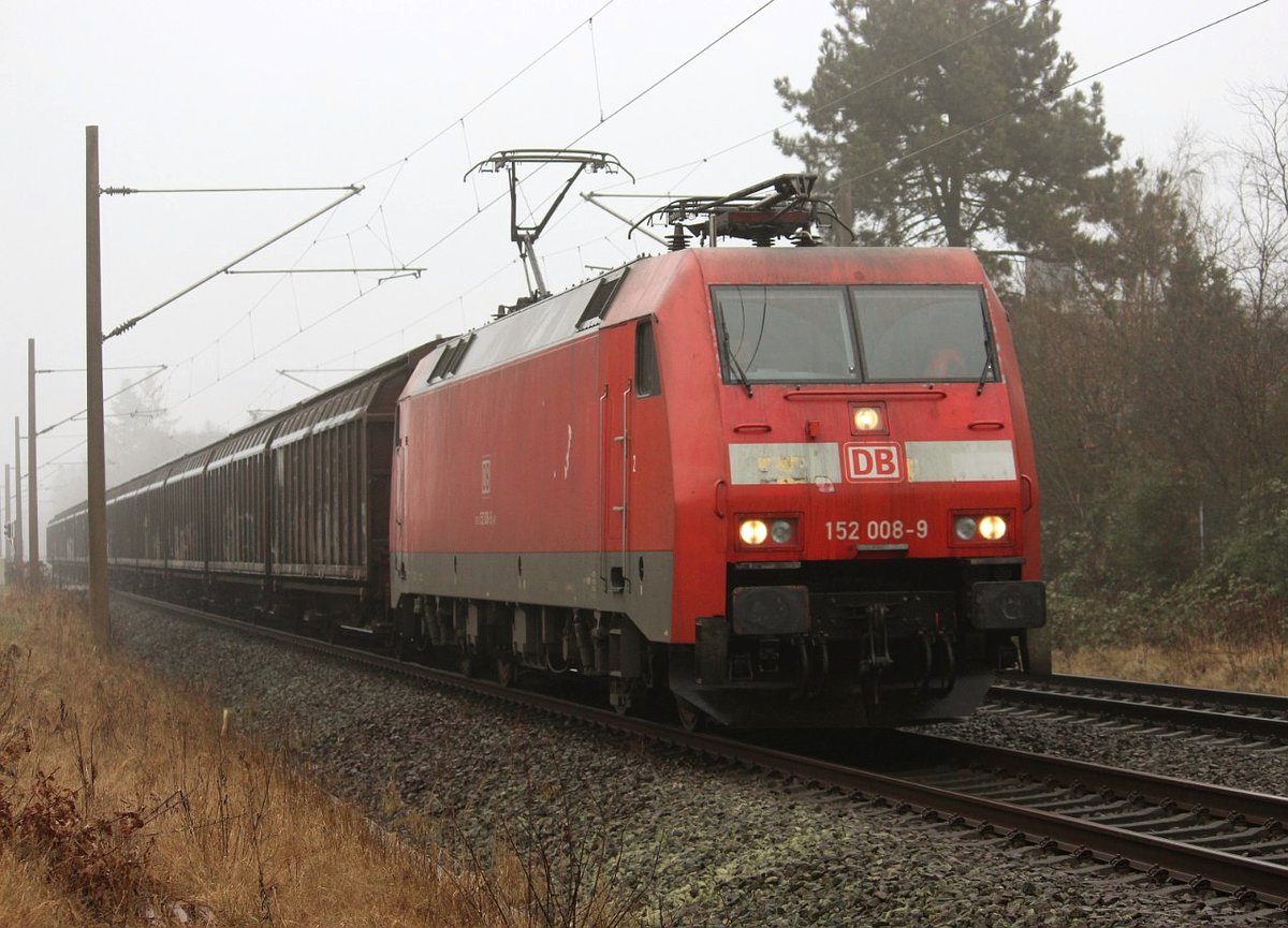 152 008-9 fährt am 02.02.2017 mit einem Güterzug aus Kiel durch Neumünster.