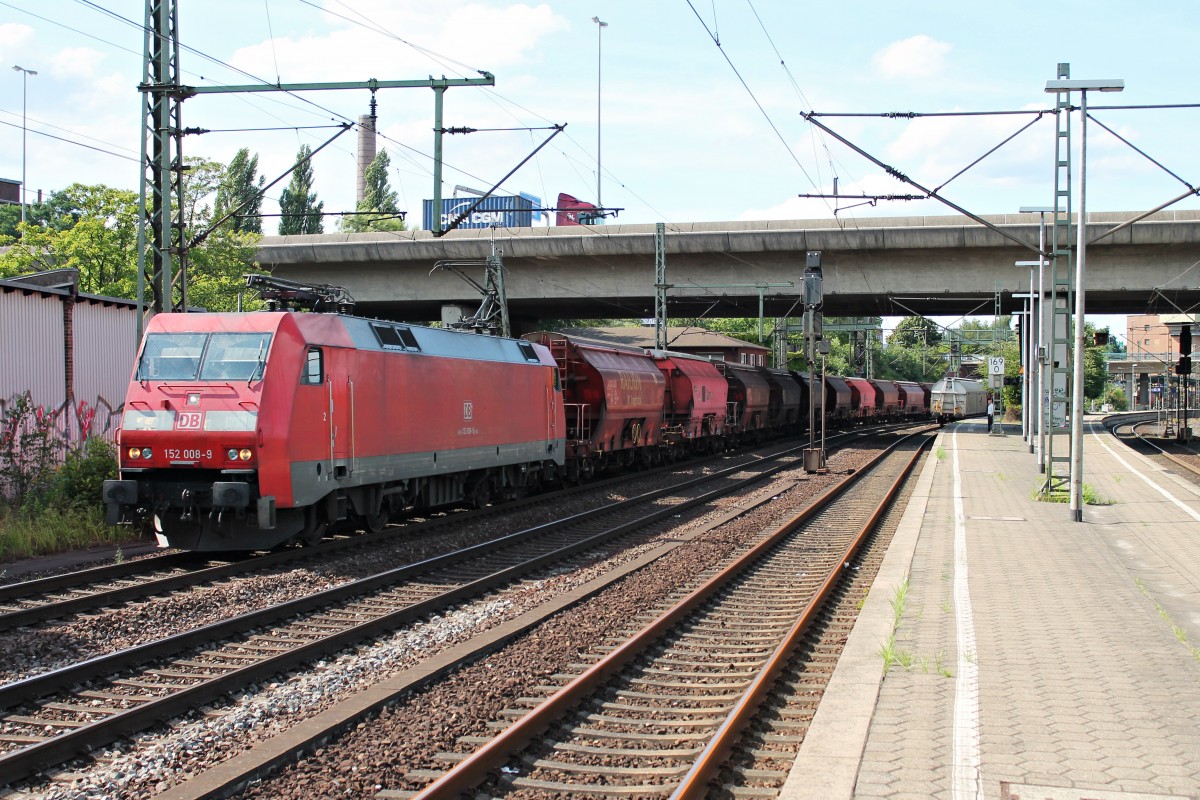 152 008-9 mit einem Kalkzug aus Richtung Hafen am 13.08.2014 in Hamburg Harburg gen Maschen.