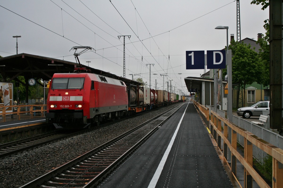 152 009-7 mit einem KLV-Zug auf dem Weg nach Basel am Morgen des 18.04.14 im Bahnhof Mllheim (Baden).