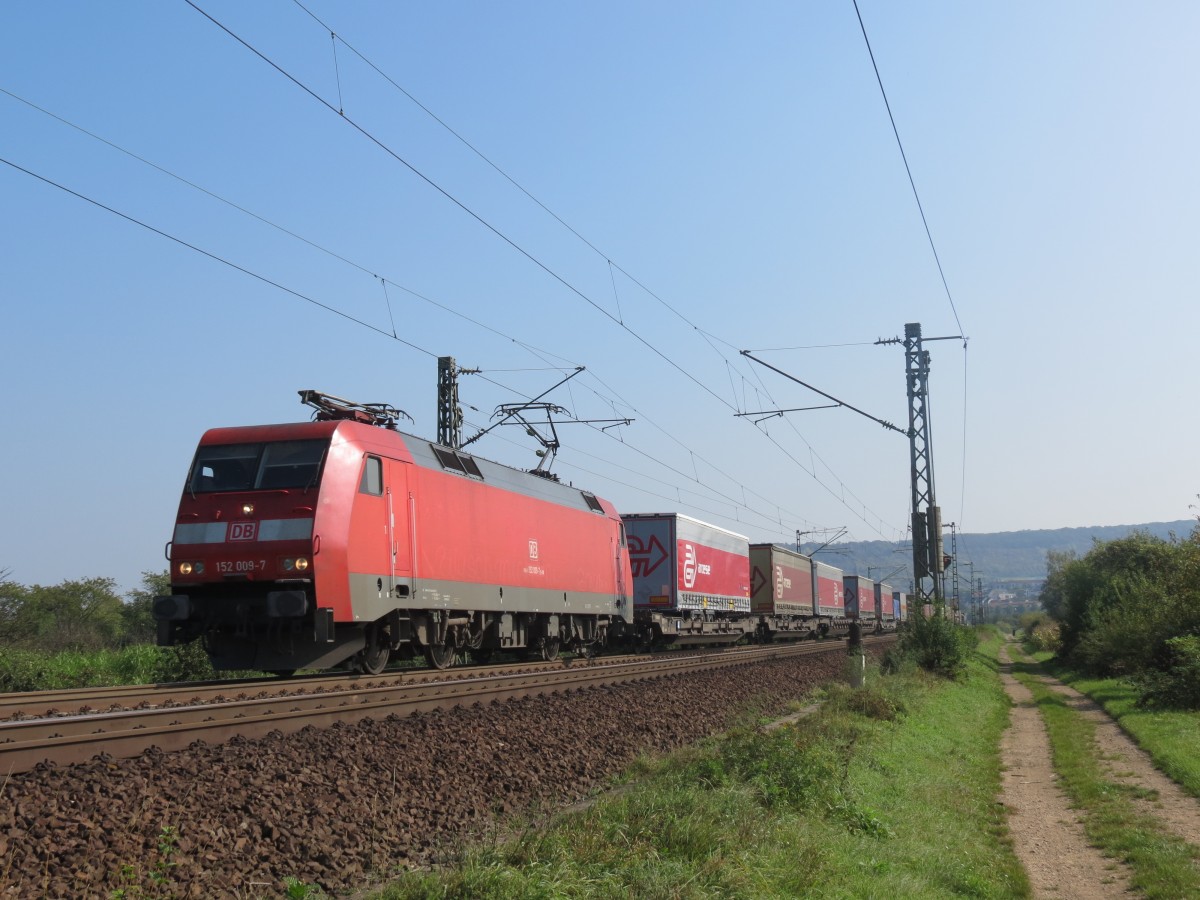 152 009 fuhr am 3.Oktober 2014 einen Güterzug die linke Rheinstrecke gen Norden. Hier ist sie bei Gau-Algesheim zu sehen. 