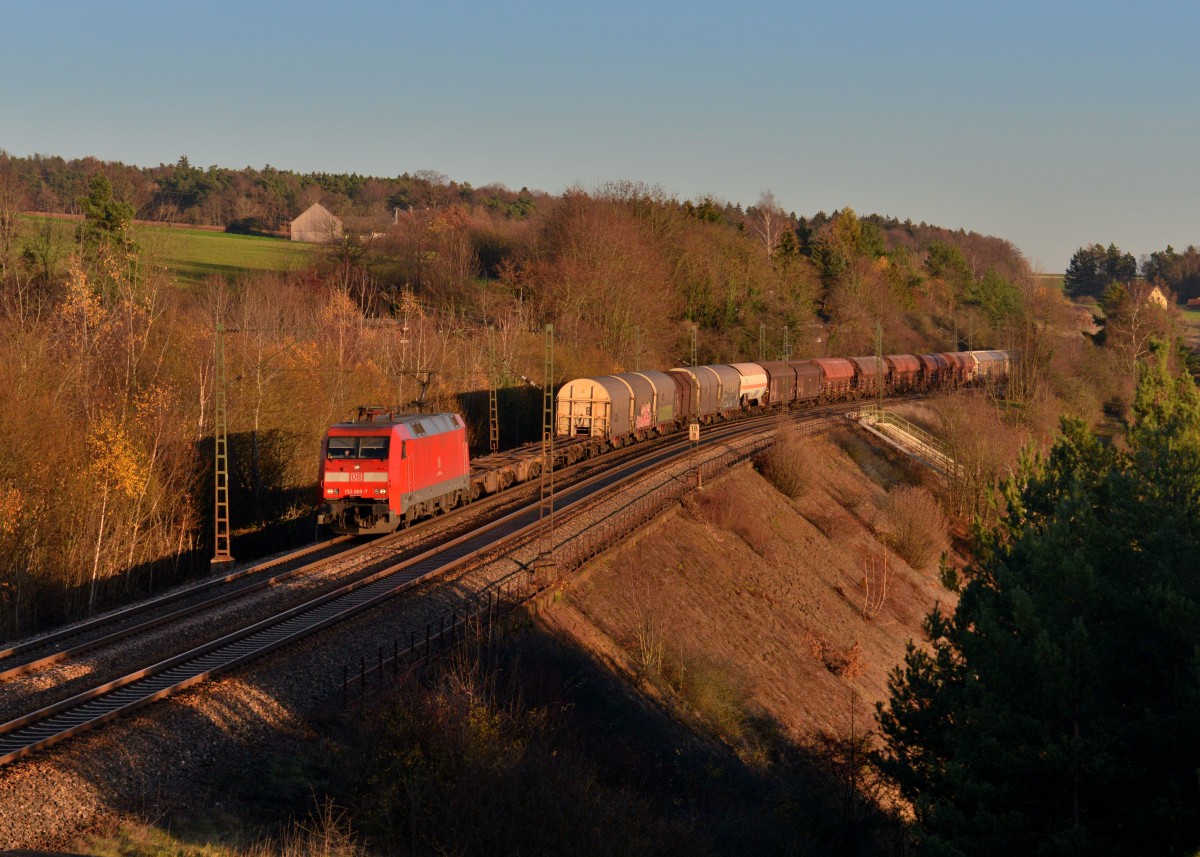 152 009 mit einem Güterzug am 16.11.2015 bei Laaber. 
