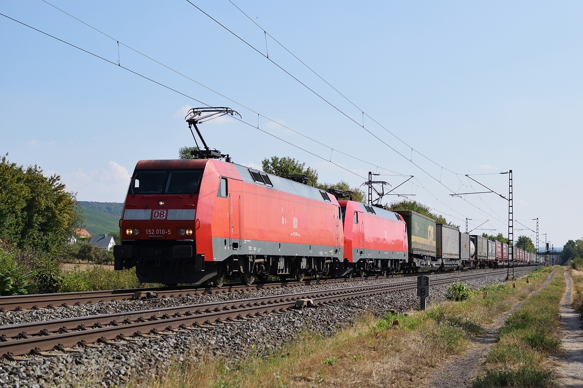152 010 und 152 014 bespannen am 5. September 2018 einen Klv-Zug in Doppeltraktion. Aufgenommen kurz hinter Thüngersheim.