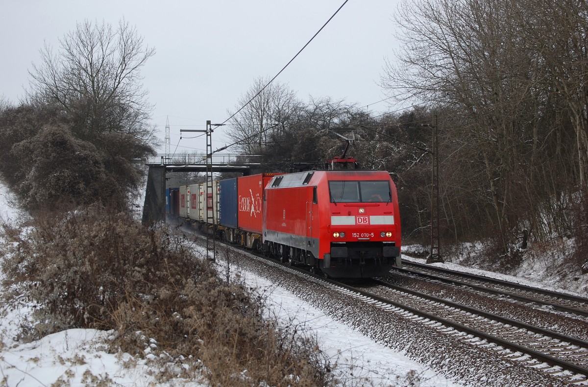 152 010-5 mit einem Containerzug am 24.01.2013 in Ahlten
