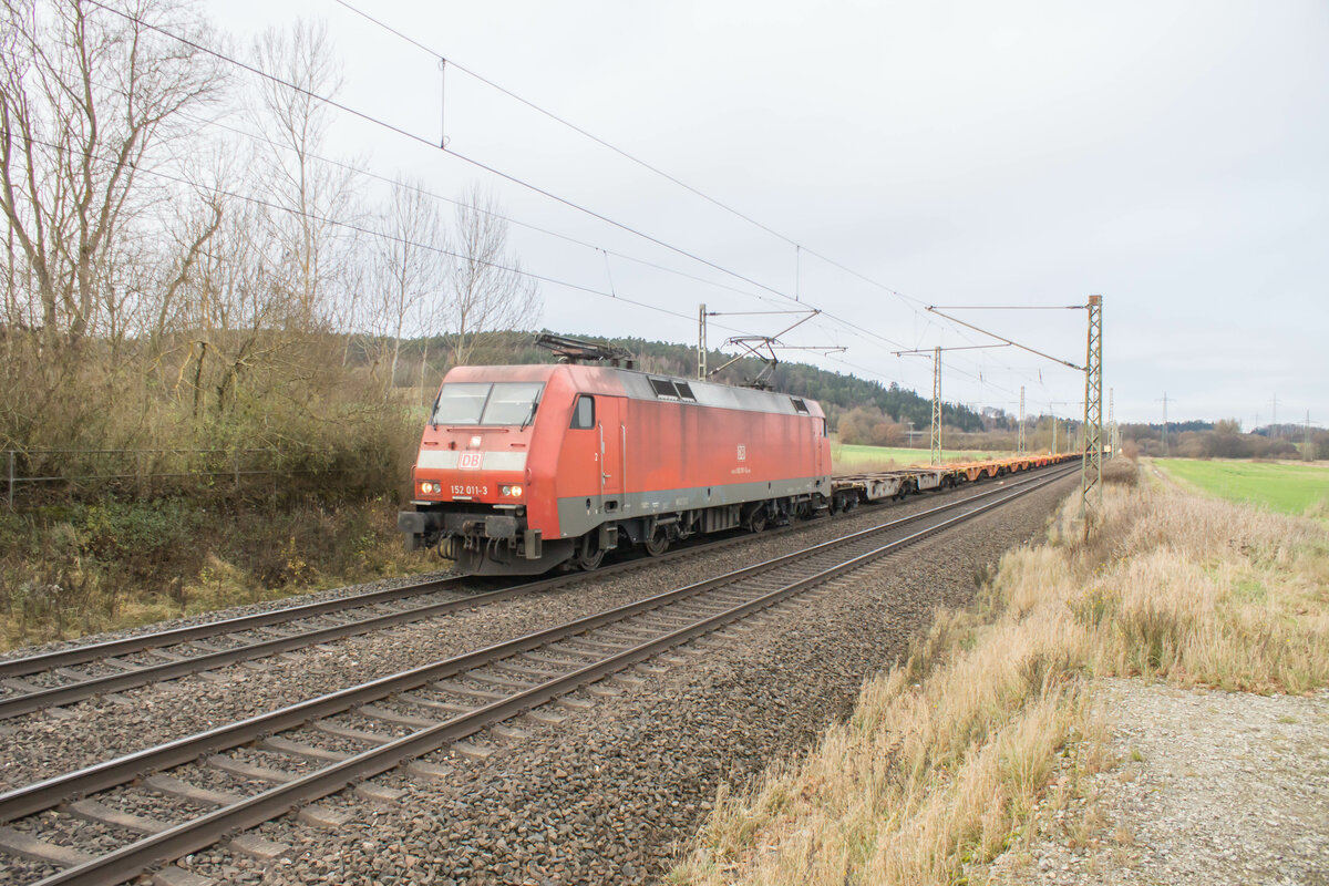 152 011-3 mit einem leeren Containerzug zu sehen am 23.11.2021 bei Kerzell