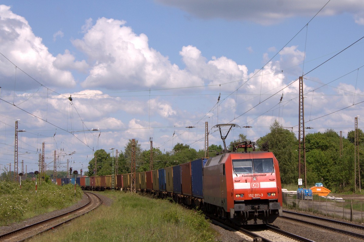 152 011-3 passiert am 30.05.2014 mit einem Containerzug Nordstemmen