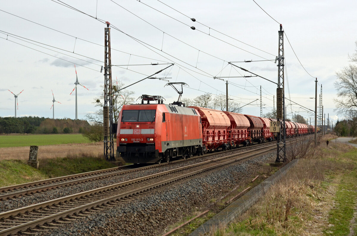 152 011 führte am 23.02.24 einen Schwenkdachwagenzug durch Wittenberg-Labetz Richtung Dessau.