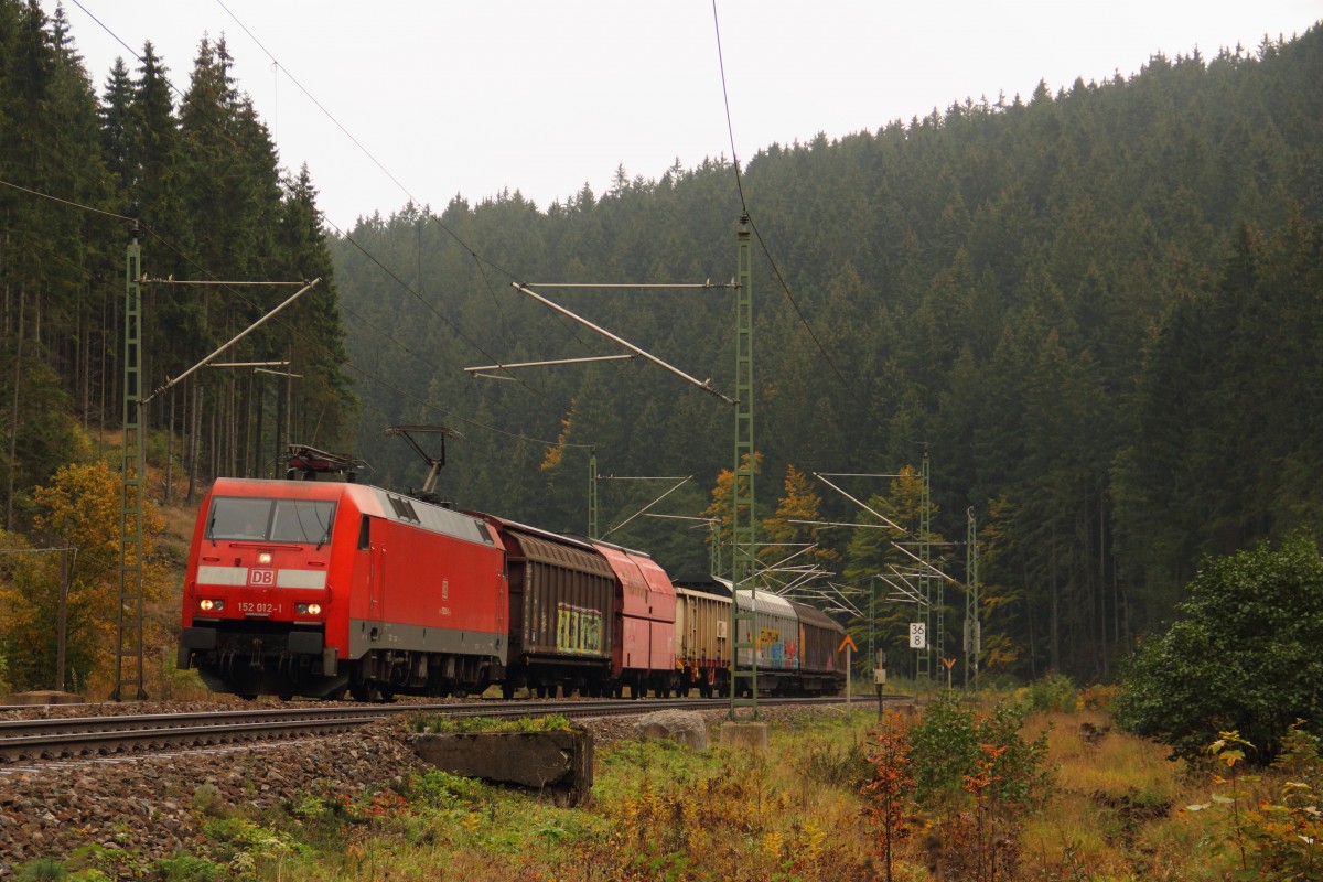 152 012-1 DB Schenker auf der Frankenwaldrampe bei Förtschendorf am 09.10.2015.