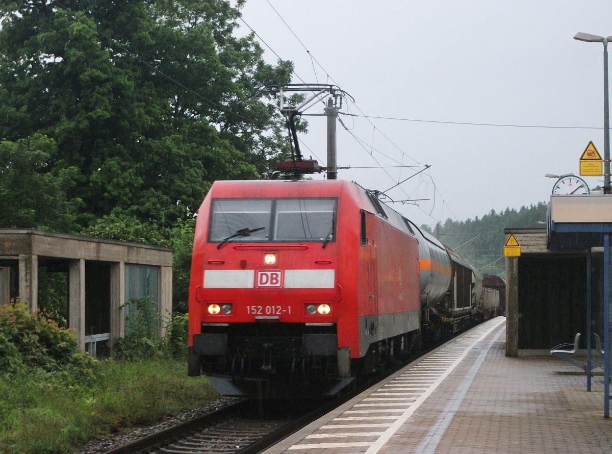 152 012-1 zieht am 29.Mai 2014 einen gemischten Gterzug durch Stockheim(Oberfr) in Richtung Saalfeld.