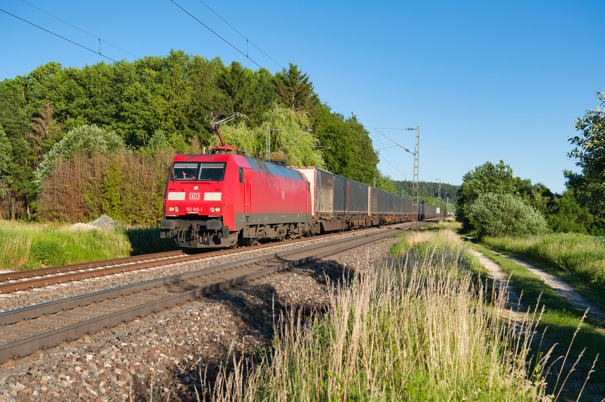 152 012 mit dem Hellmann KLV-Zug bei Postbauer-Heng Richtung Nürnberg, 27.06.2019