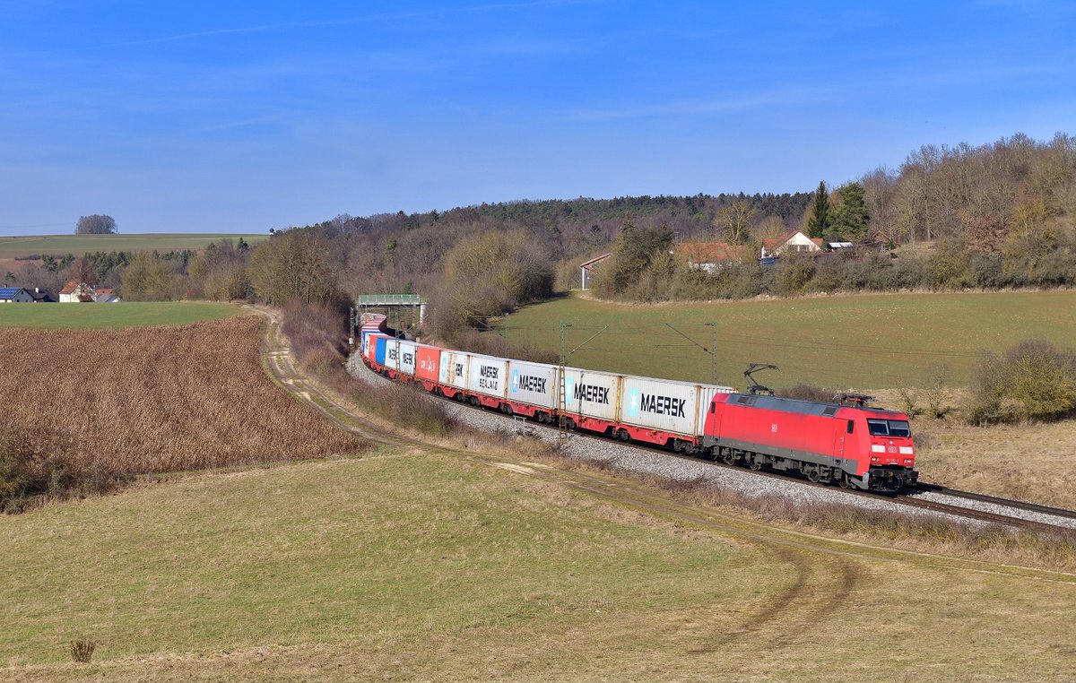 152 012 mit einem Containerzug am 20.02.2021 bei Edlhausen.