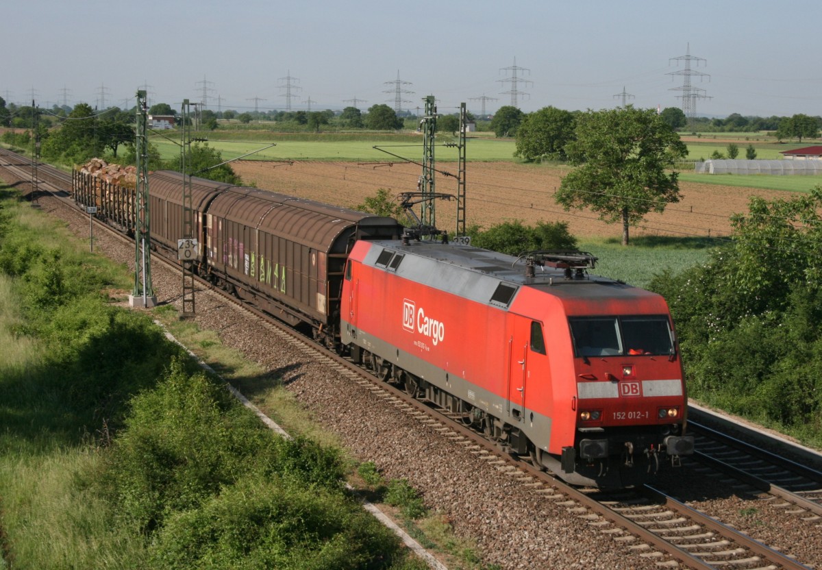 152 012 mit G�terzug Richtung Freiburg (Brsg) am 13.05.2011 zwischen Auggen und M�llheim (Baden)