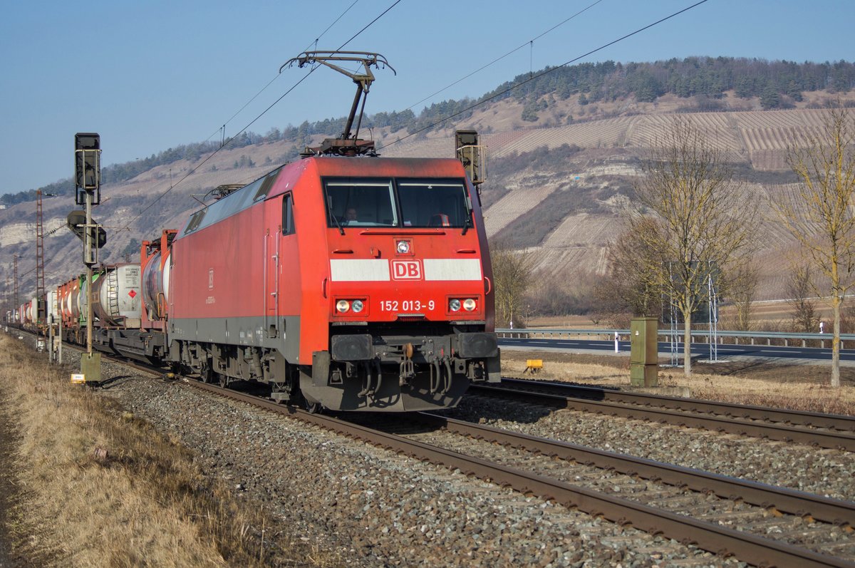 152 013-0 passiert mit einen Aufliegerzug am 15.02.2017 Thüngersheim.