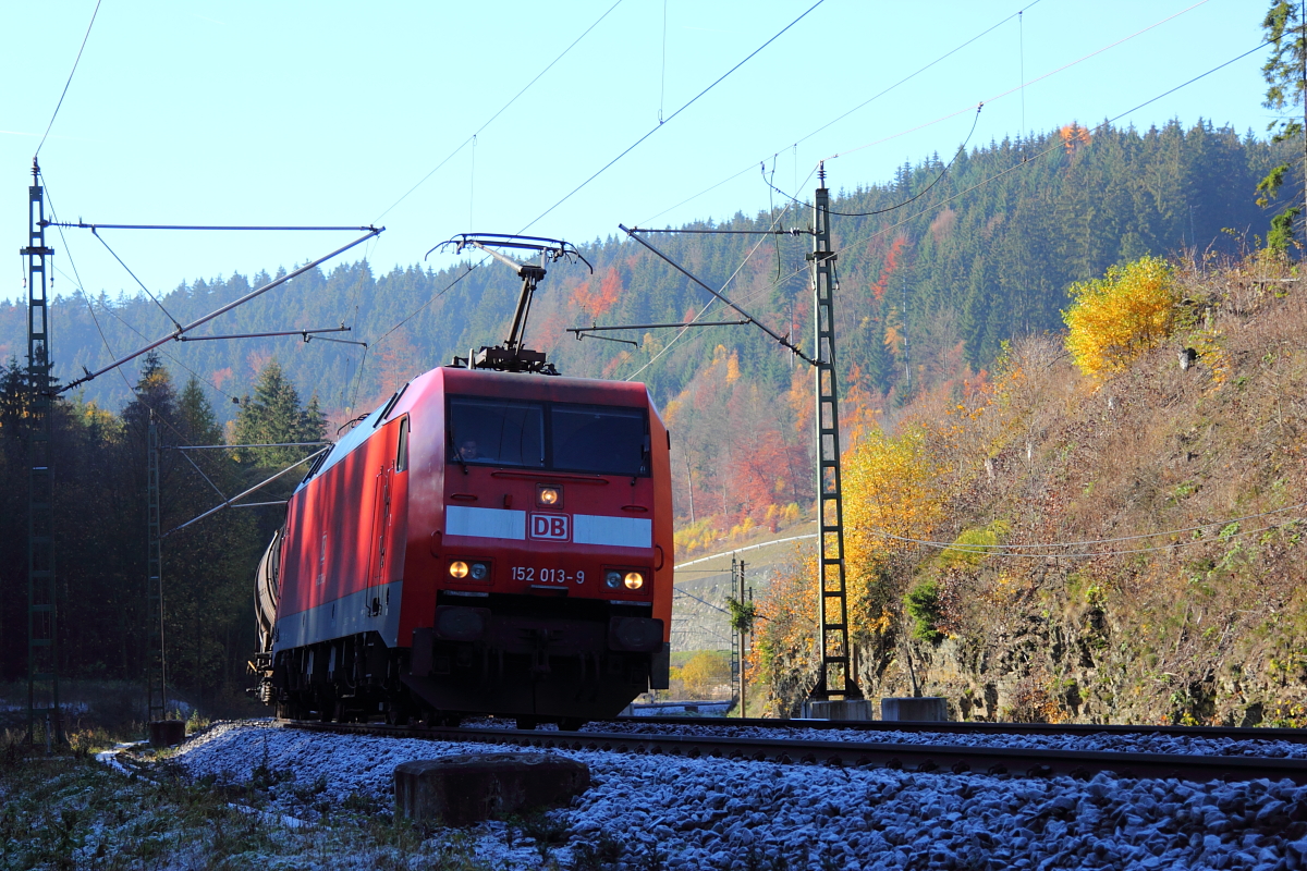 152 013-9 DB Schenker bei Förtschendorf im Frankenwald am 03.11.2015.