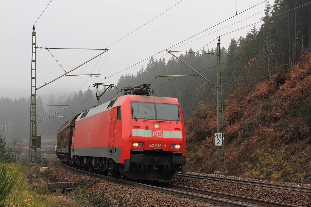 152 013-9 DB Schenker bei Steinbach im Frankenwald am 13.11.2015.