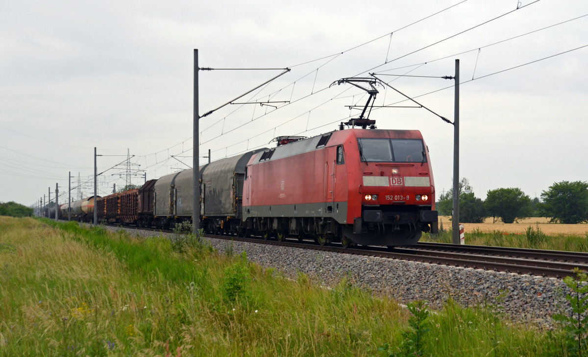 152 013 führte am 23.06.17 ihren gemischten Güterzug durch Braschwitz Richtung Köthen.