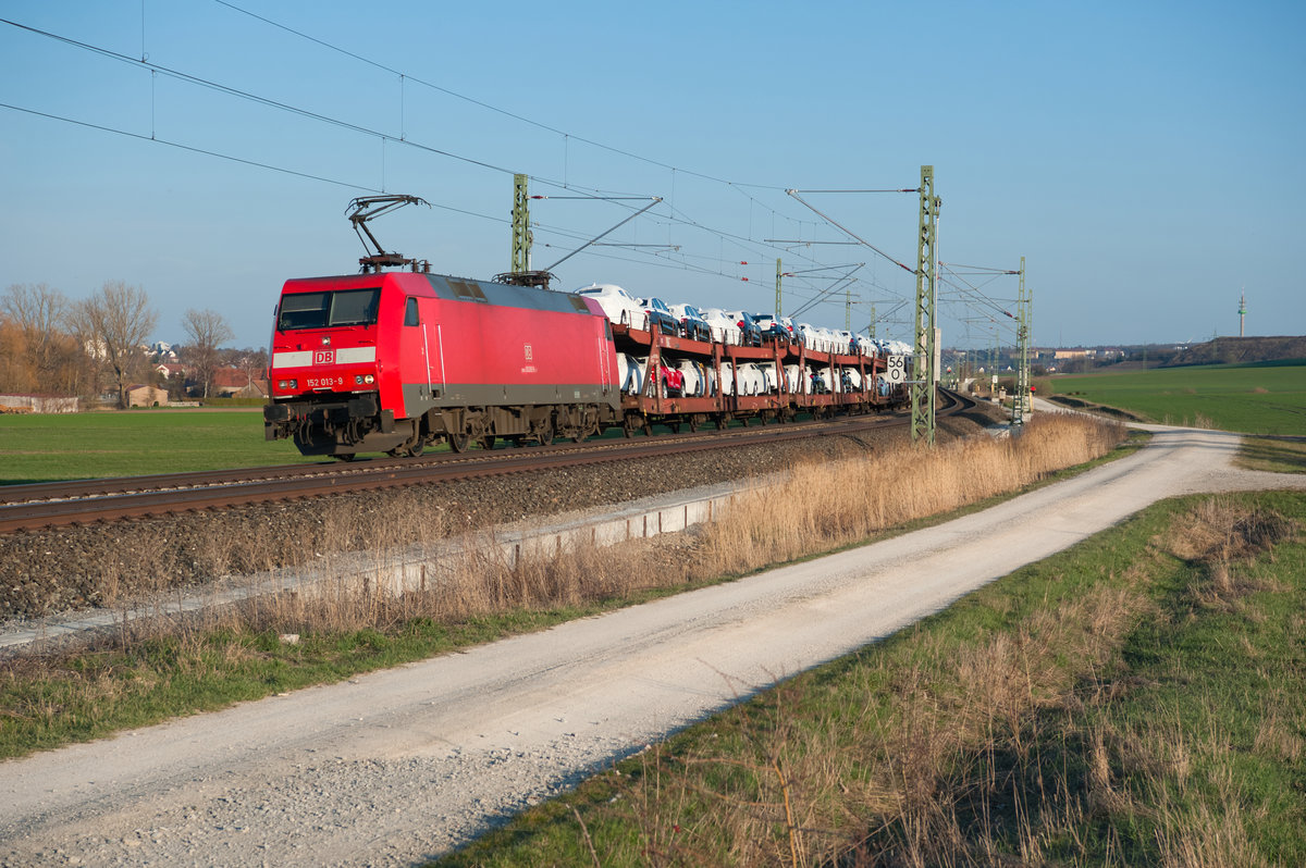 152 013 mit einem Autotransportzug bei Ansbach Richtung Würzburg, 29.03.2019