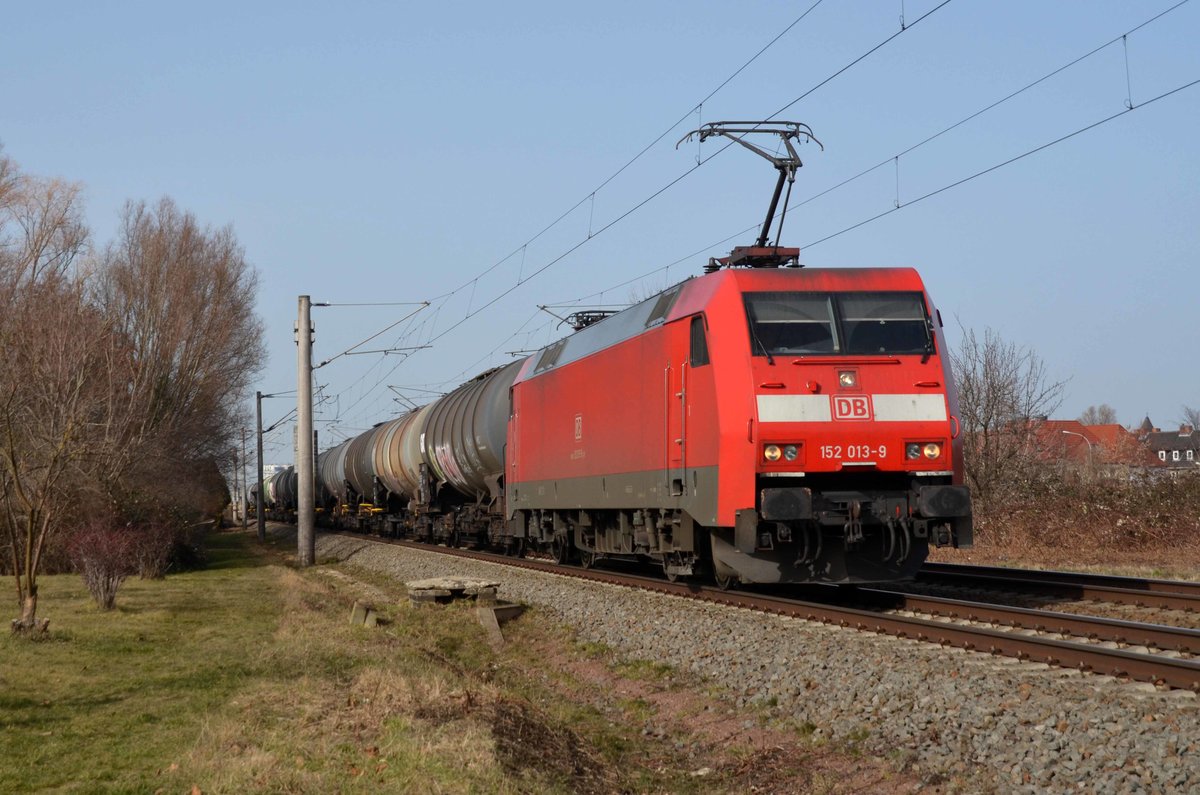 152 013 rollte mit einem Kesselwagenzug am 23.02.21 durch Greppin Richtung Bitterfeld.