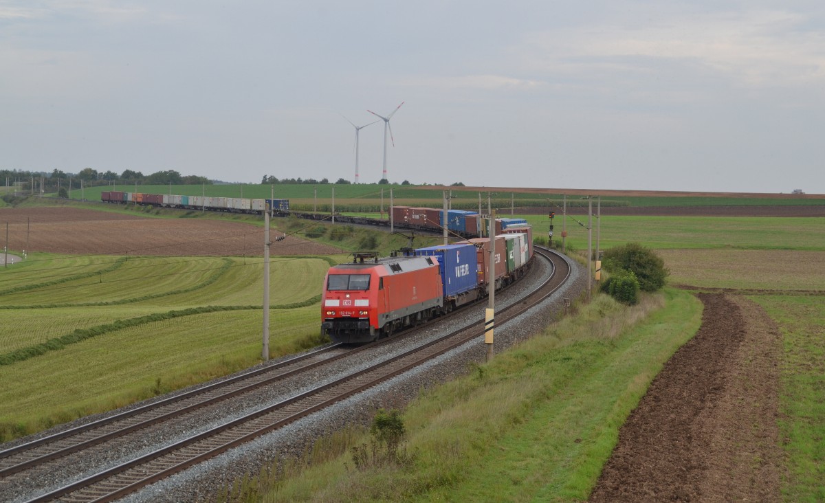 152 014-7 mit einem Containerzug am 18.09.2014 bei Uffenheim