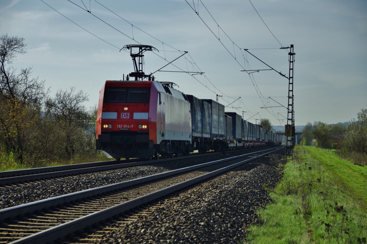 152 014-7 mit einen Aufliegerzug abgelichtet am 15.04.15 bei Thüngersheim. 