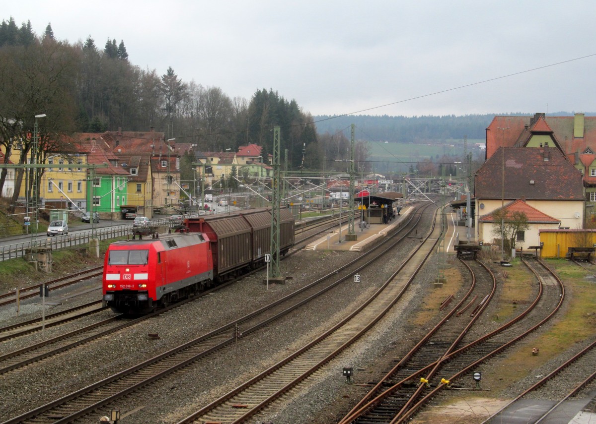 152 016-2 zieht am 19. März 2014 drei Schiebewandwagen durch Kronach in Richtung Lichtenfels.