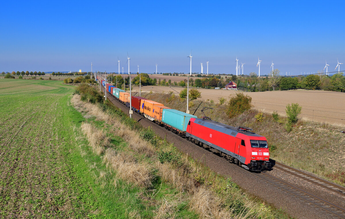 152 016 mit einem Containerzug am 30.09.2022 bei Ovelgünne.