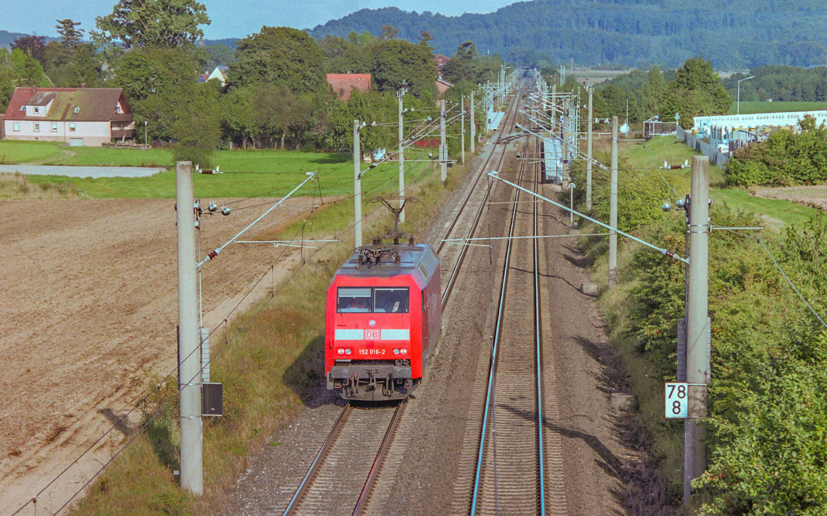 152 016 war am 21.9.05 westlich vom neuen Haltepunkt Schnelldorf allein auf dem Weg nach Crailsheim, um dort Güterwagen abzuholen.
