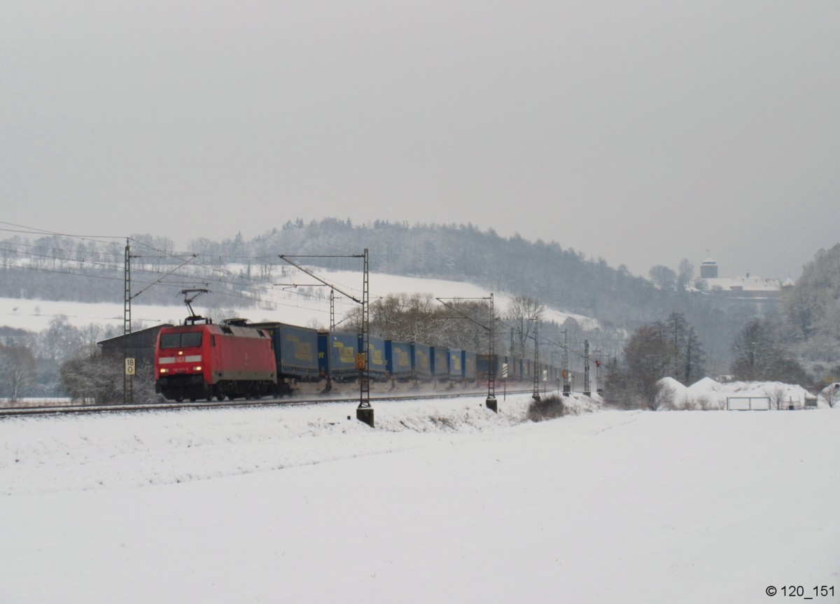 152 017-0 zieht am 01.Februar 2015 einen LKW-Walter KLV bei Blumau in Richtung Saalfeld.