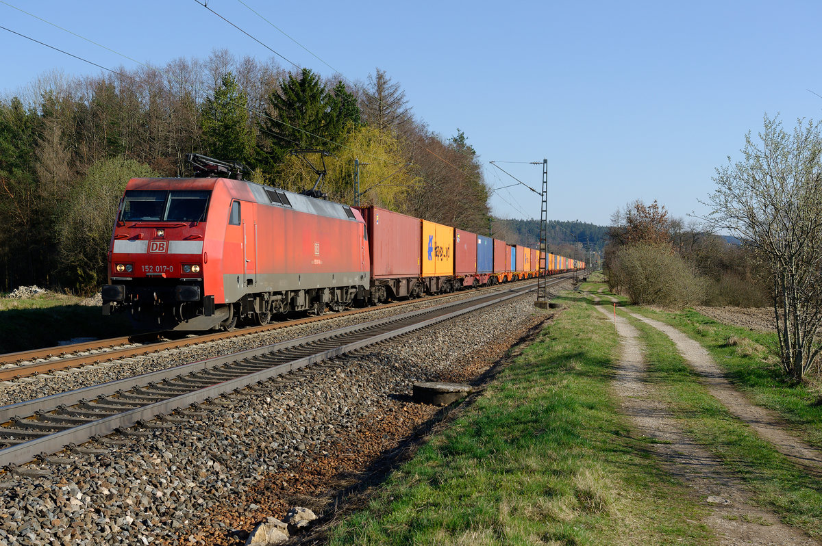 152 017 mit einem Containerzug bei Postbauer-Heng Richtung Nürnberg, 24.03.2020