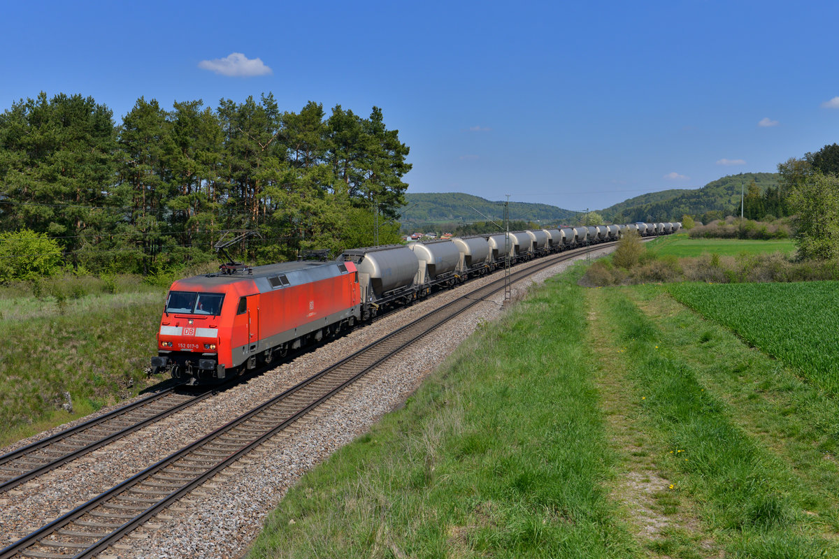 152 017 mit einem Silozug am 02.05.2016 bei Kerschhofen. 