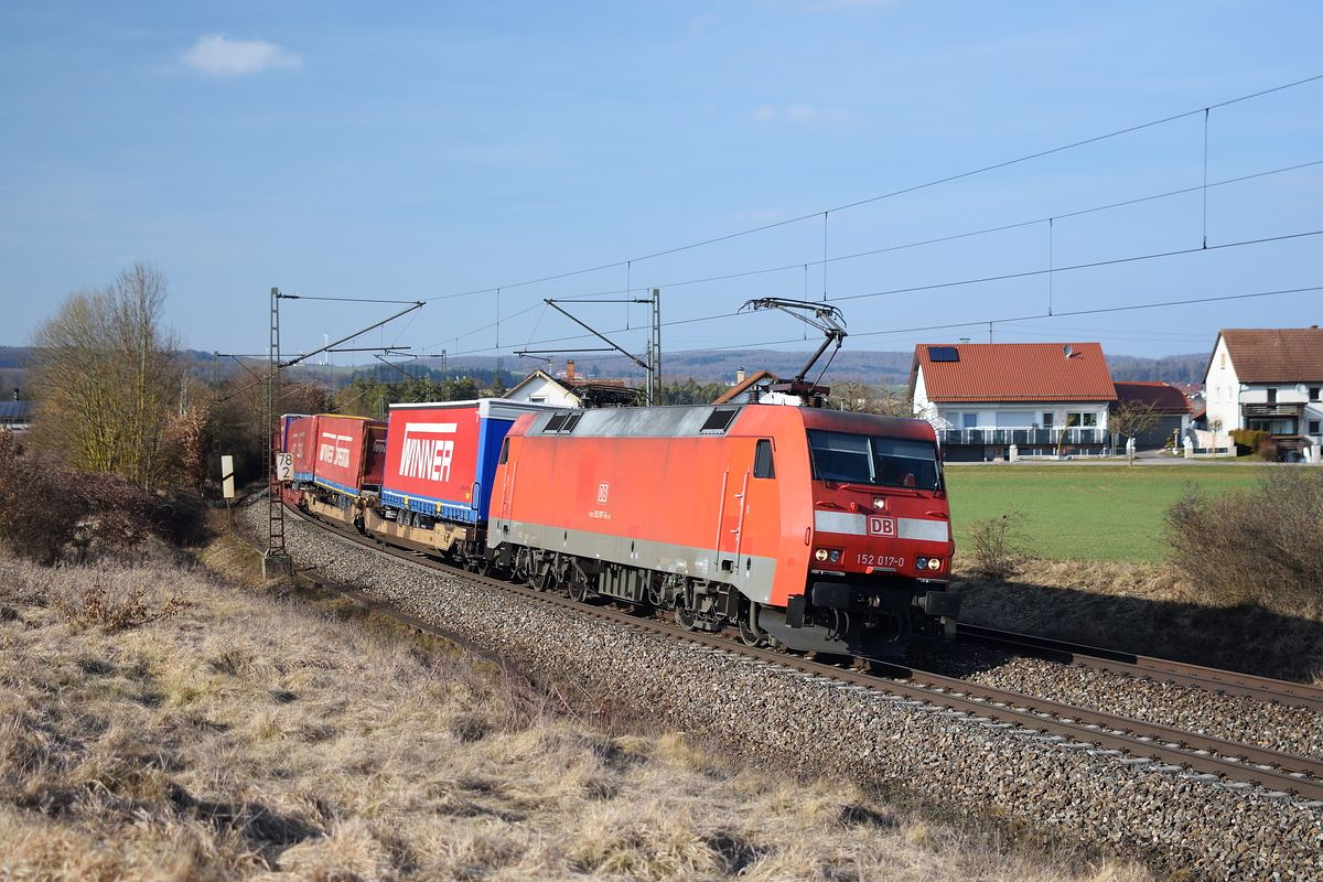 152 017 zieht am 24.03.2018 den Winnerzug durch Westerstetten Richtung Ulm.