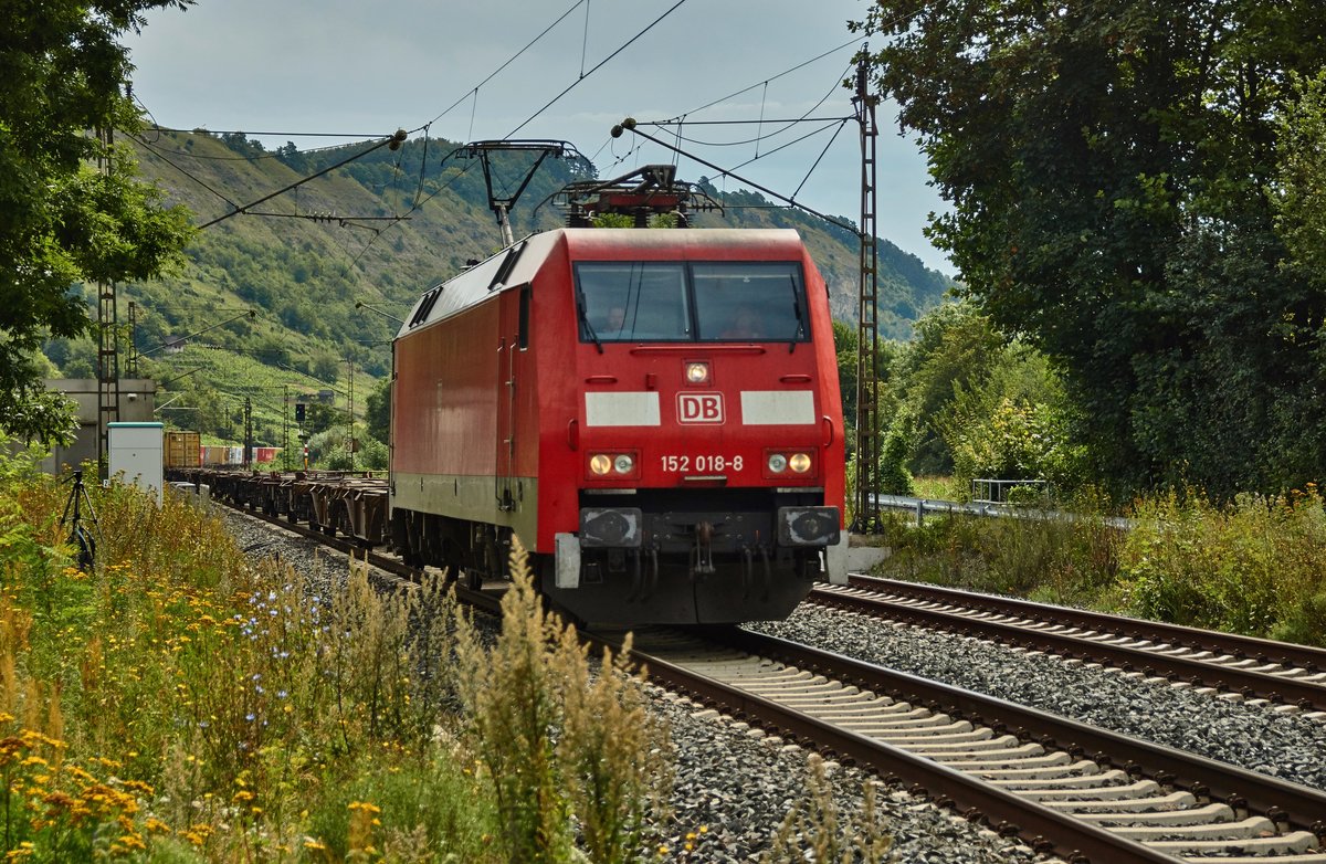 152 018-8 ist mit einen Containerzug am 09.08.16 bei Gambach zu sehen.