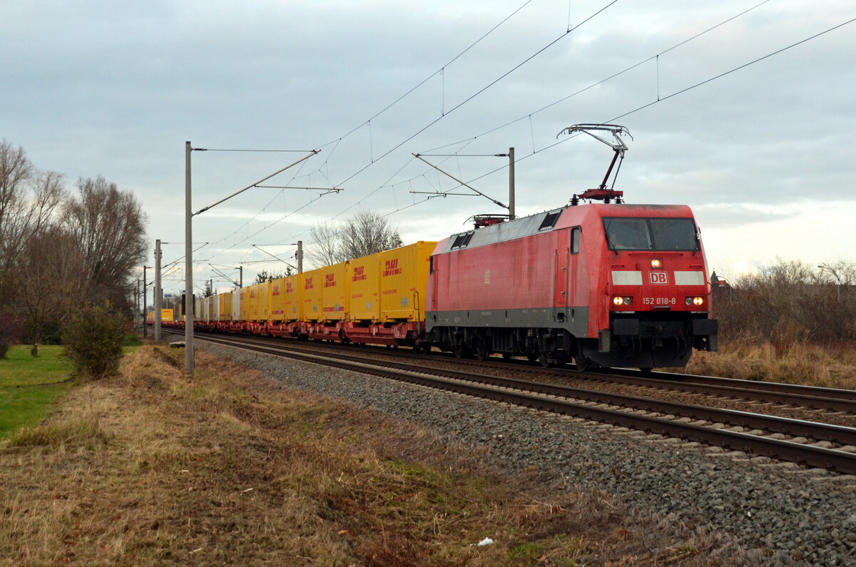 152 018 führte am 05.12.21 einen DHL-Containerzug über´s Gegengleis durch Greppin Richtung Bitterfeld.