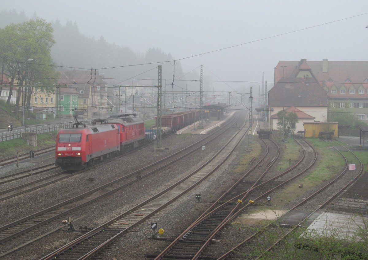 152 019-6 zieht am 06. April 2014 die 232 906-8 und einen gemischten Güterzug durch Kronach in Richtung Lichtenfels.