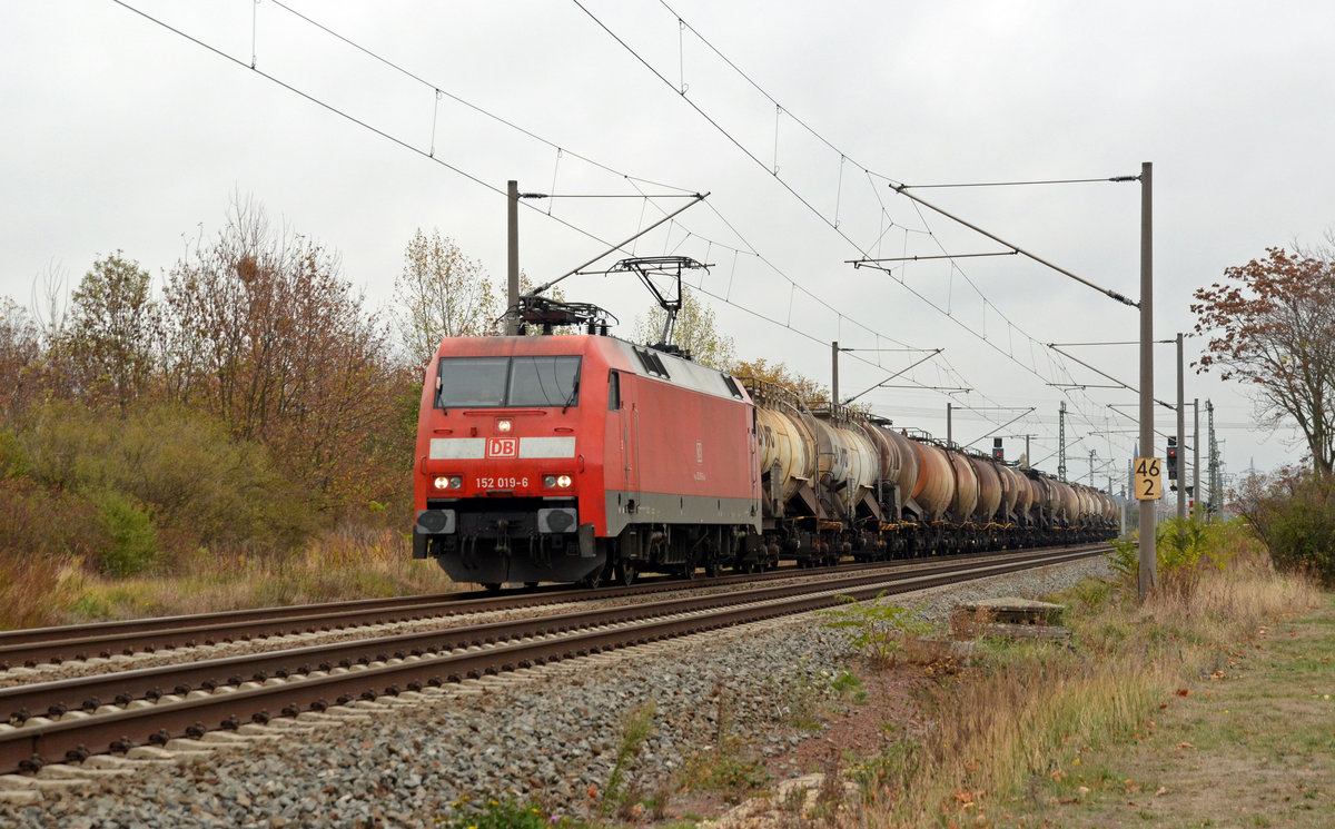 152 019 rollte mit einem Knick-Kesselwagenzug am 28.10.18 durch Greppin Richtung Dessau.