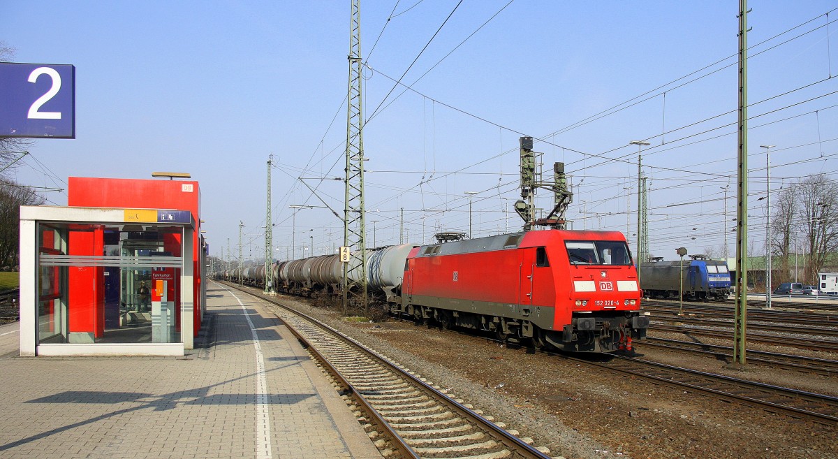 152 020-4 DB steht mit einem sehr langen Ölleerzug aus Basel(CH) nach  	Antwerpen-Petrol(B).
Aufgenommen vom Bahnsteig in Aachen-West. 
Bei schönem Sonnenschein am Vormittag vom 14.3.2015.