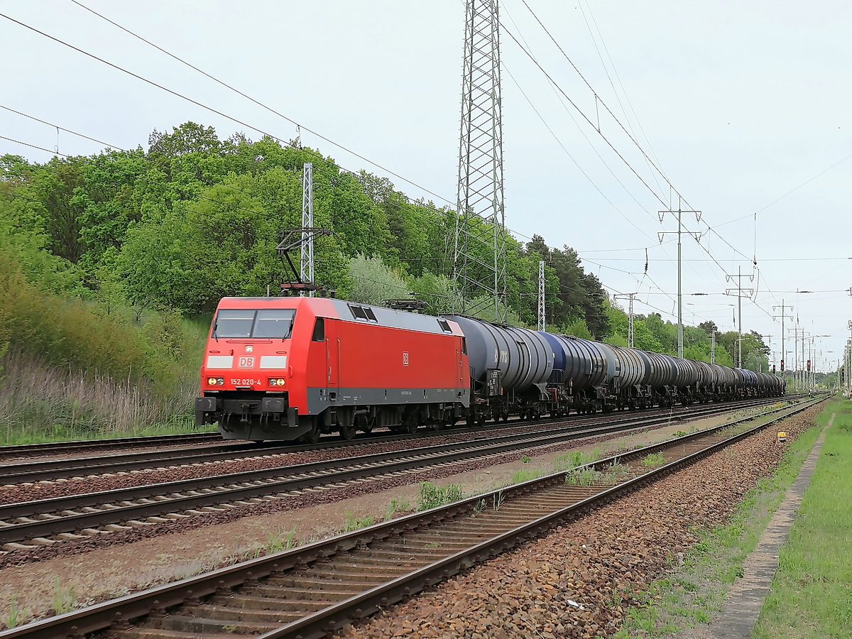 152 020-4  passiert mit einem Kesselwagenzug am 11. Mai 2015 den Ort Diedersdorf .

