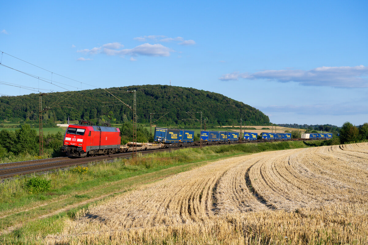 152 020 DB Cargo mit einem LKW-Walter KLV-Zug bei Wettelsheim Richtung Ansbach, 05.08.2020