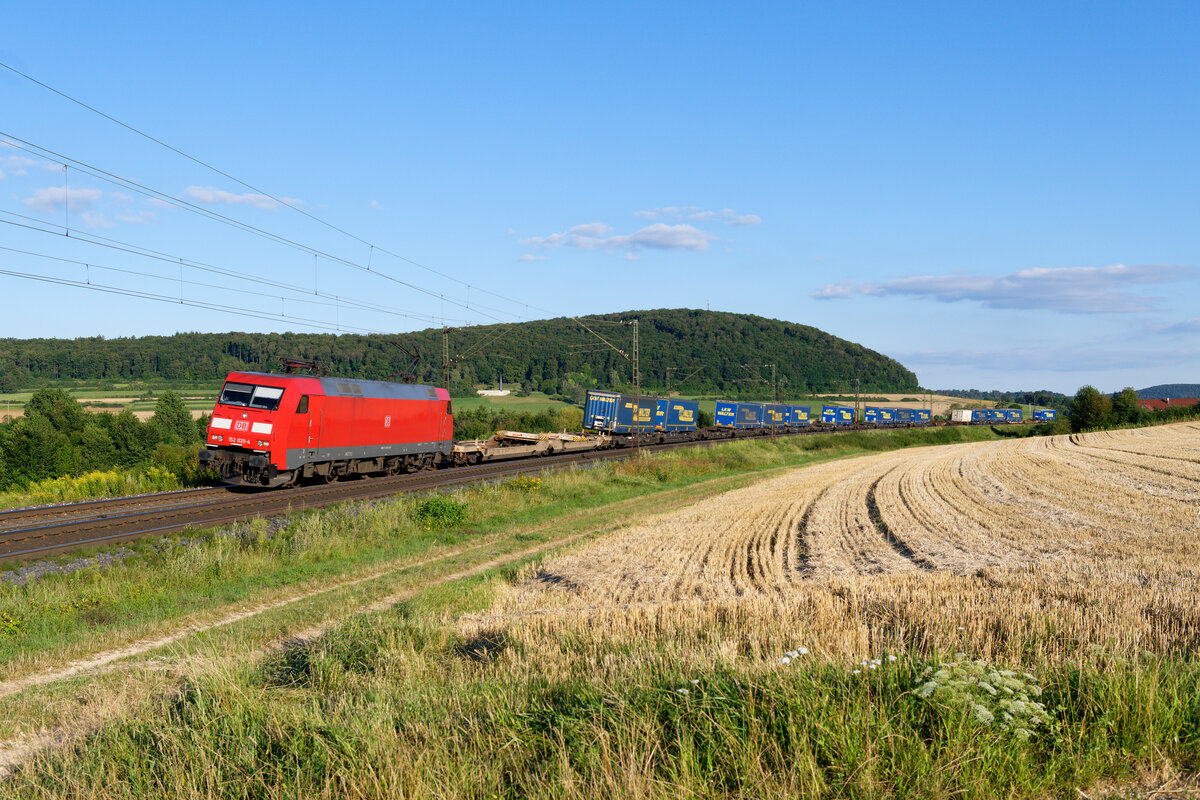 152 020 DB Cargo mit einem LKW-Walter KLV-Zug bei Wettelsheim Richtung Ansbach, 05.08.2020
