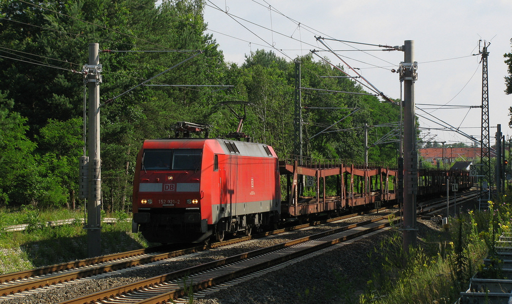 152 021-2 mit einem leeren Autozug auf dem Weg in Richtung Lübbenau durch Bestensee am 10.07.12.