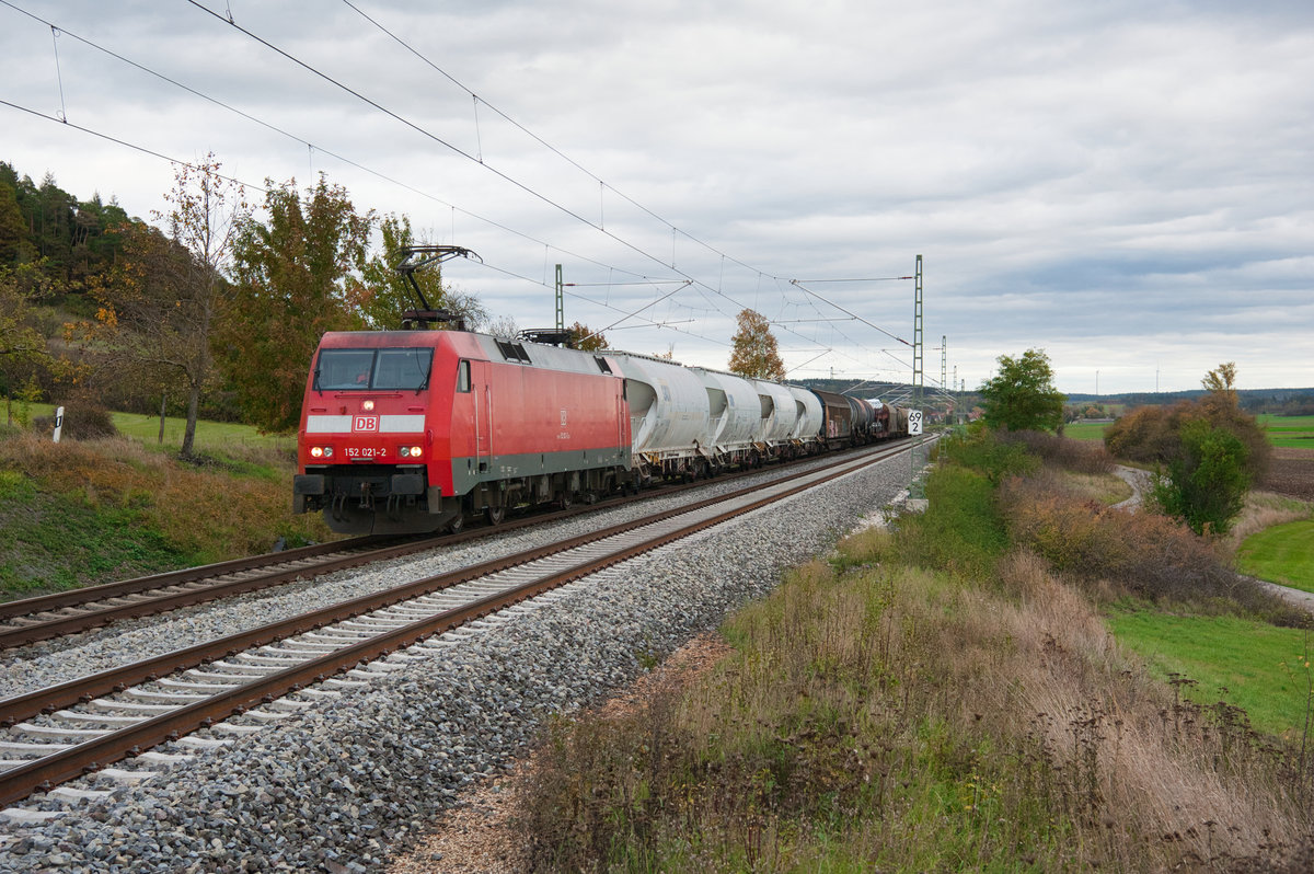 152 021 mit einem gemischten Güterzug bei Oberdachstetten Richtung Würzburg, 16.10.2019