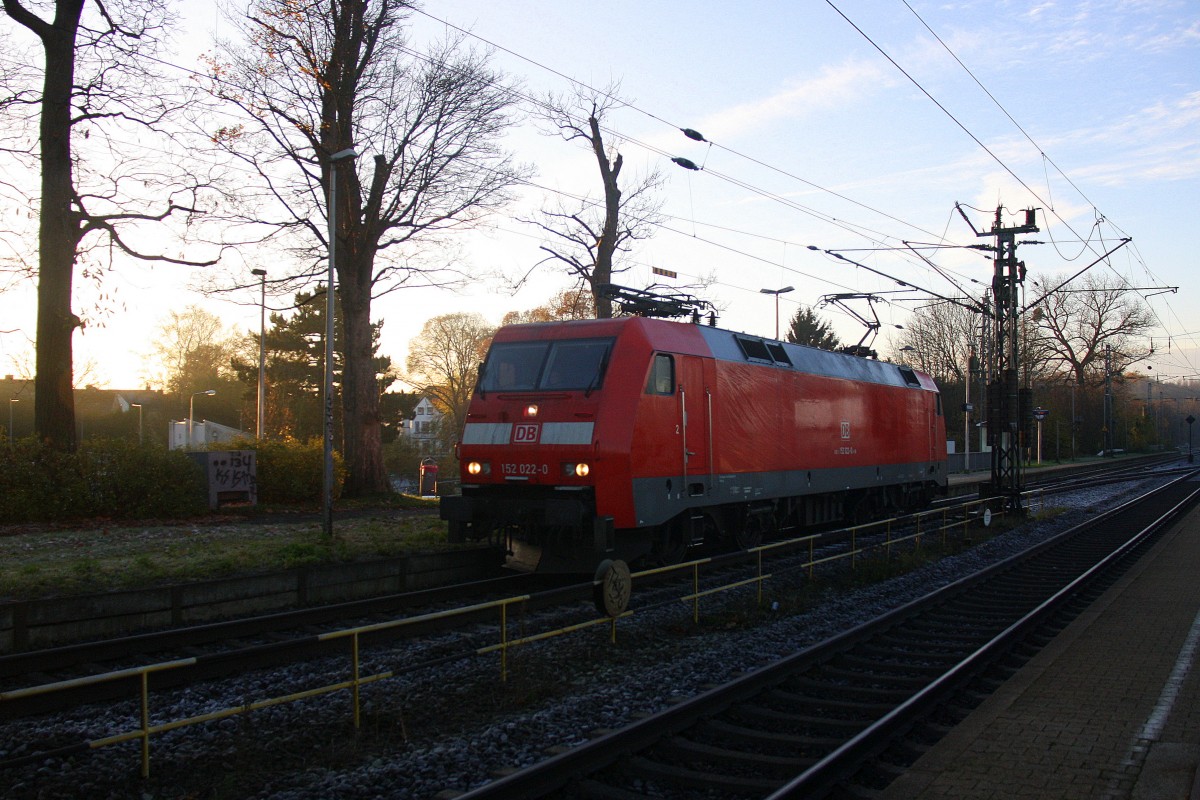 152 022-0 DB kommt aus Richtung Aachen-West,Laurensberg,Richterich und fährt durch Kohlscheid und fährt  als Lokzug aus Aachen-West nach Neuss und fährt durch Kohlscheid und fährt in Richtung Herzogenrath,Neuss. Bei schönem Herbstwetter am Morgen vom 25.11.2014.
Und das ist mein 3900tes Bahnbild bei http://WWW.Bahnbilder de.
