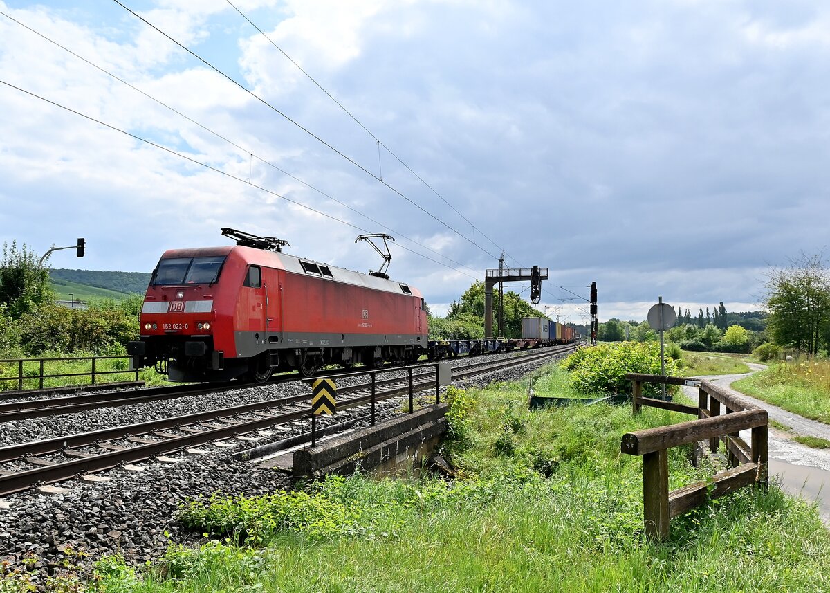 152 022-0 in Thüngersheim mit einem Kastelzug gen Karlstadt. 31.8.2021